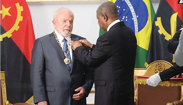 Lula recebe condecoração em Luanda