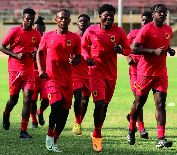 Qualificação Mundial Futebol: Seleção Nacional faz hoje treino de  preparação para jogo com Angola – A Nação – Jornal Independente