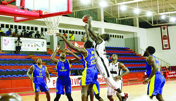 Petro de Luanda derrota 1º de Agosto e reconquista Supertaça em basquetebol  - Correio da Kianda - Notícias de Angola